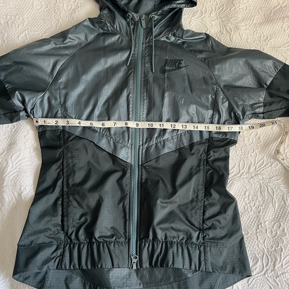 Nike Women's Two-Tone Windbreaker Jacket - Picture 5 of 11